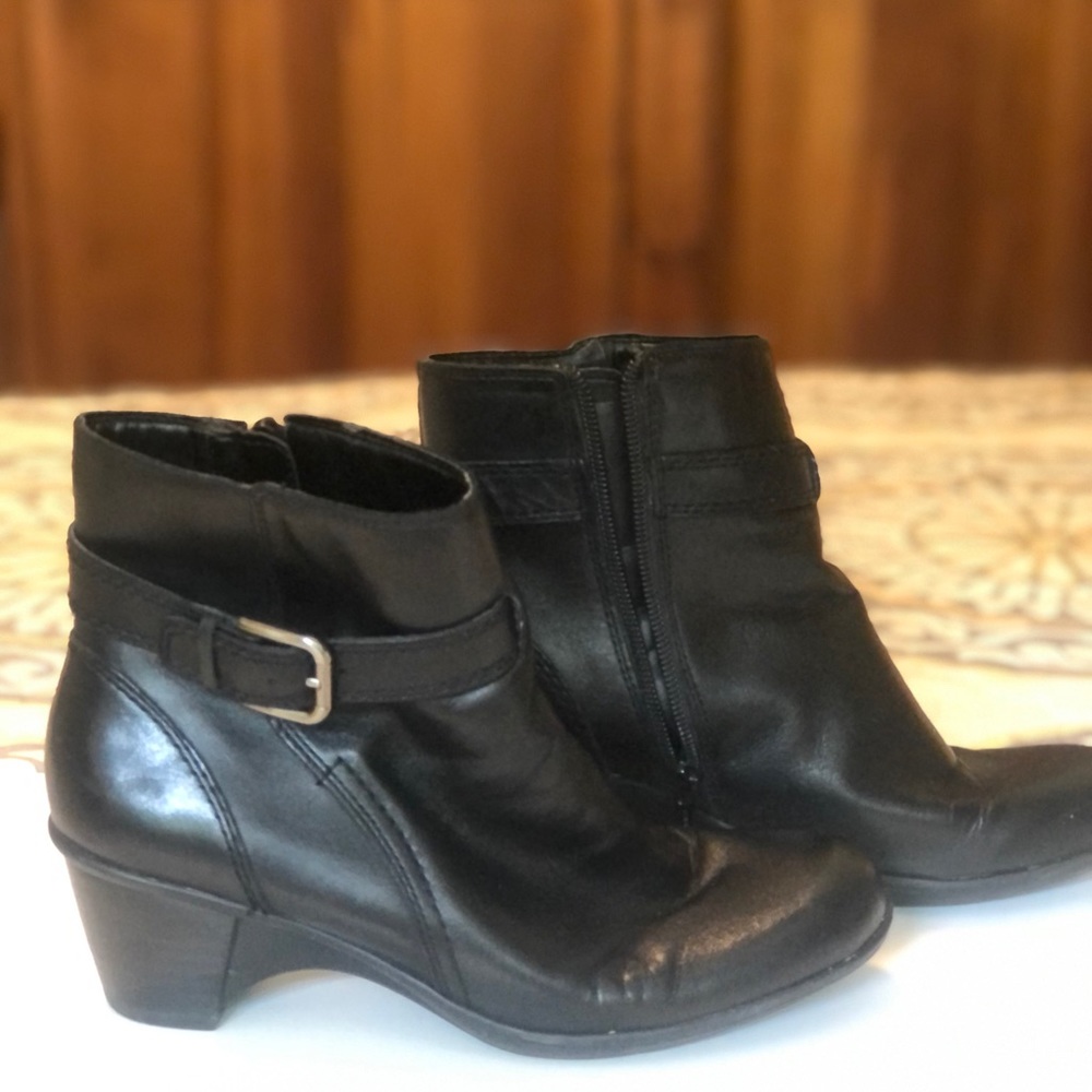 Naturalizer black ankle boots